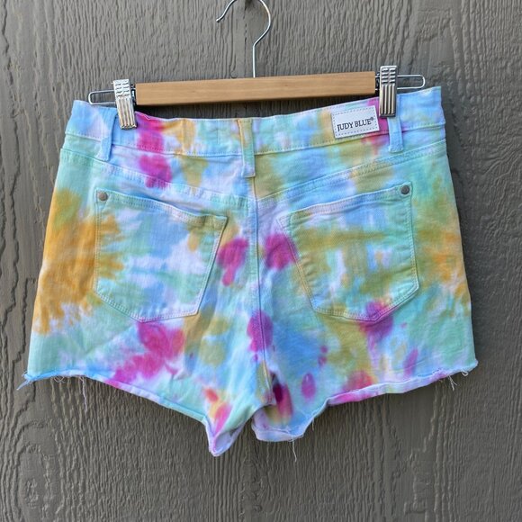 Judy Blue Denim Shorts Women’s Size M Tie Dye Raw Hem Multicolor‎ Boho Hippie - Picture 2 of 6
